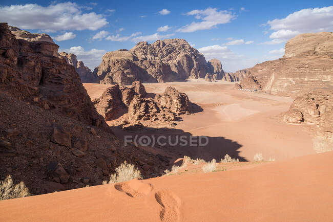 Huellas en la arena, Wadi Rum, Jordania - foto de stock
