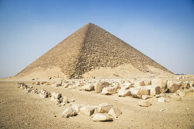 Pirâmide vermelha em Dahshur Necropolis perto de Cairo, Egito — Fotografia de Stock