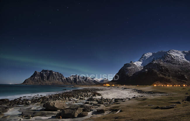 Luces boreales sobre la playa de Utakleiv, Lofoten, Nordland, Noruega - foto de stock