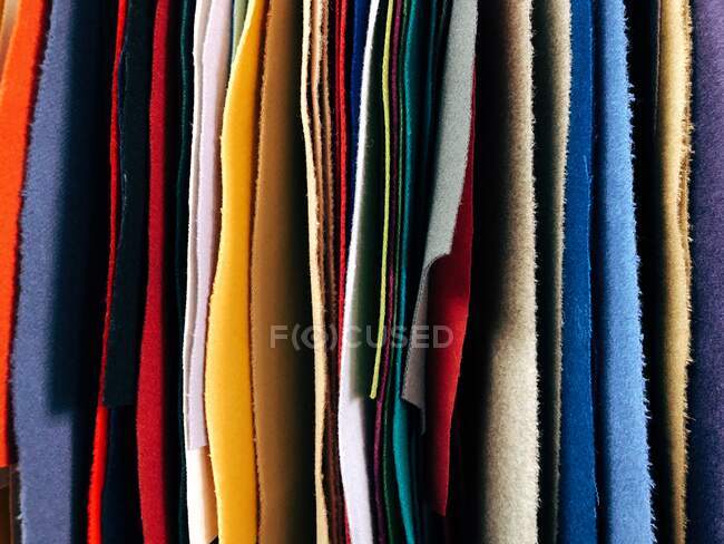 Gros plan sur les échantillons de tissu multicolore — Photo de stock