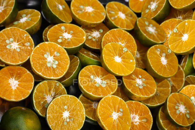 Primer plano de las naranjas a la mitad - foto de stock