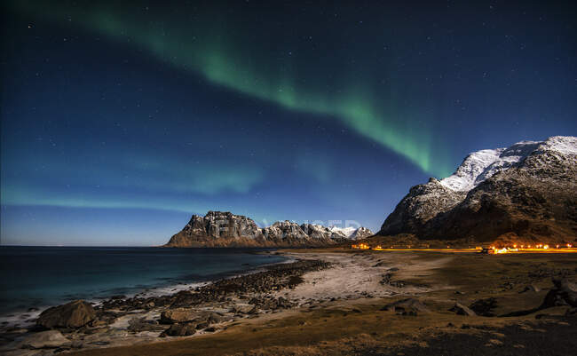 Luci settentrionali sulla spiaggia di Utakleiv, Lofoten, Nordland, Norvegia — Foto stock