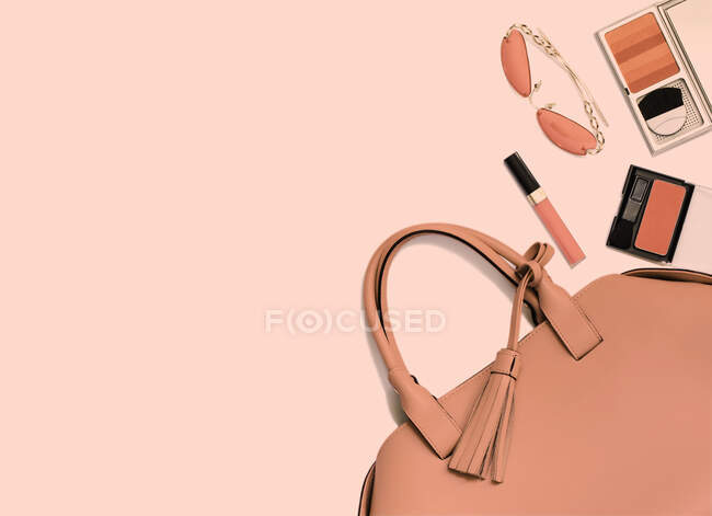 Bolsa de mulher, maquiagem e óculos de sol na cor de coral tendência de 2019 — Fotografia de Stock