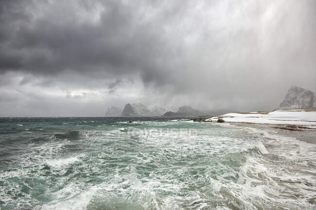 Tormenta que se prepara sobre la playa, Lofoten, Nordland, Noruega - foto de stock