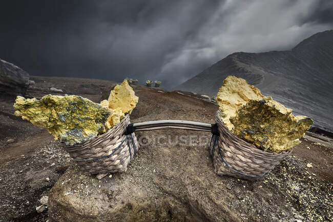 Baskets of mined Sulphur, Mount ljen, Banyuwangi, East Java, Indonesia — Stock Photo