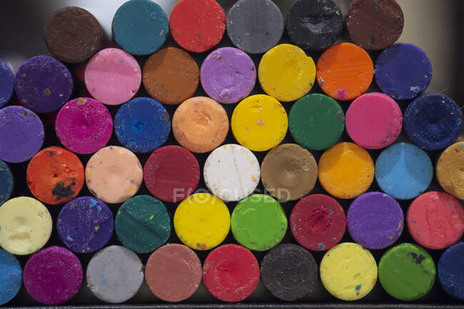 Gros plan d'une pile de crayons multicolores — Photo de stock