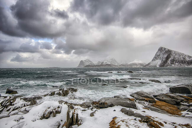 Sturm braut sich über Strand, Lofoten, Nordland, Norwegen — Stockfoto