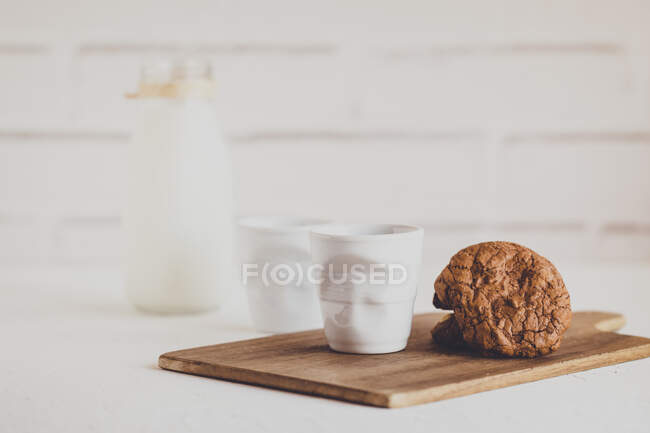 Botella de leche y galletas de chocolate - foto de stock