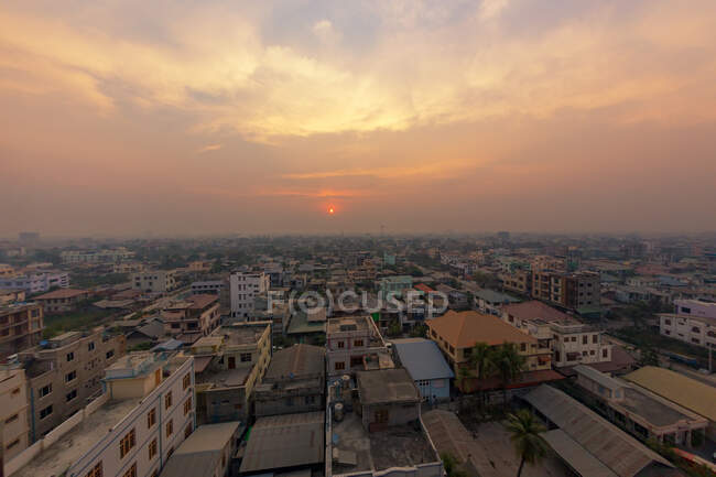 Foto cênica do pôr do sol sobre a cidade árabe — Fotografia de Stock