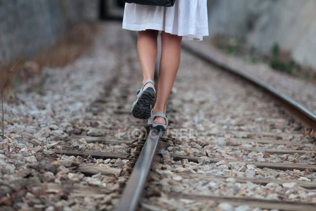 Женщина, идущая по железнодорожному пути, Bunyola, Майорка, Испания — стоковое фото