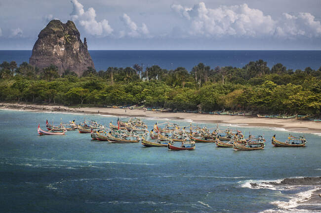 Fischerboote vor Anker am Strand, Papuma, Ostjava, Indonesien — Stockfoto