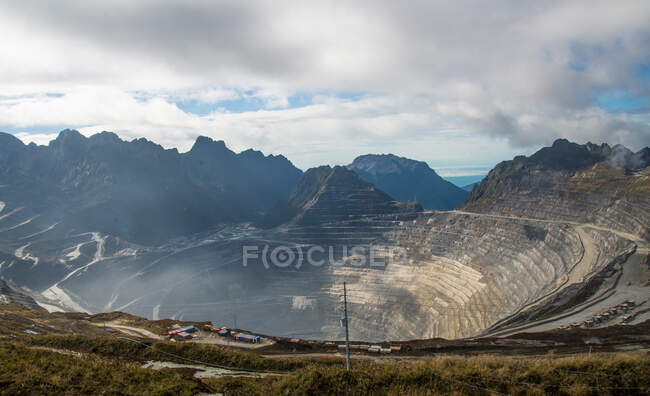 Vista aérea de un pozo minero de oro y cobre, Freeport, Papua, Indonesia - foto de stock