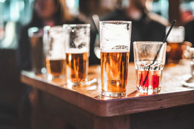 Gros plan sur les boissons sur une table — Photo de stock
