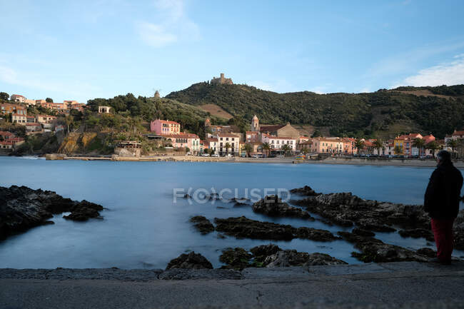 Man standing by the sea, Collioure, Pyrenees-Orientales, France — Stock Photo