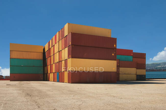 Ряды красочных грузовых контейнеров в гавани, грузовые перевозки — стоковое фото