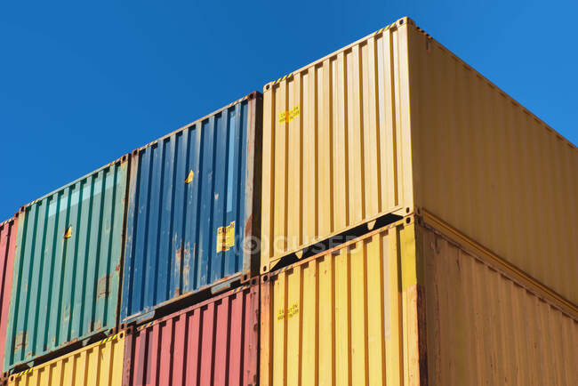 Container mit Frachtcontainern vor blauem Himmel — Stockfoto