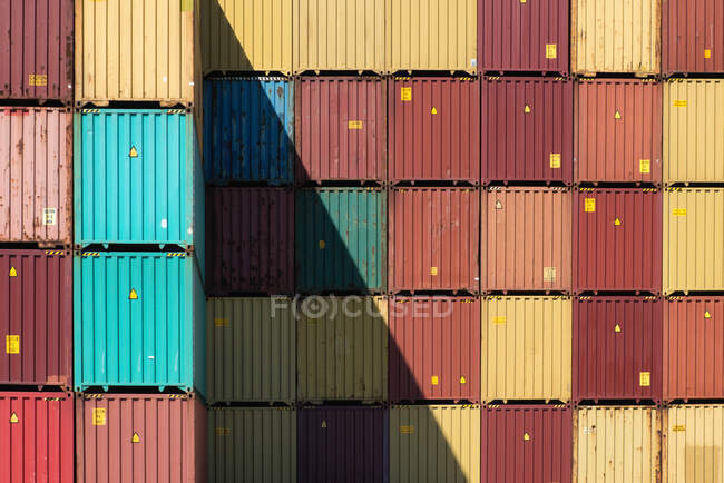 Контейнер с грузовыми контейнерами на фоне моря. — стоковое фото
