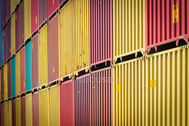 Filas de contenedores de carga de colores en el puerto, transporte de mercancías - foto de stock