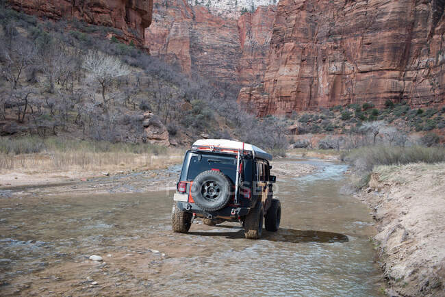 4x4 driving upstream in a desert canyon, Utah, Stati Uniti — Foto stock