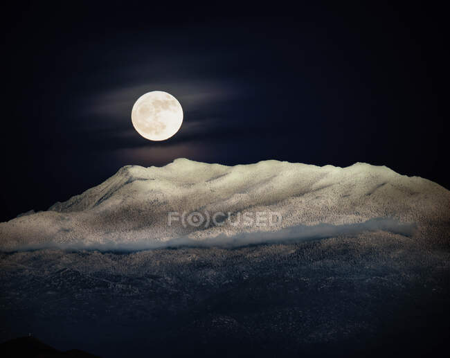 Hermosa vista nocturna de la luna y la vía láctea a la montaña - foto de stock