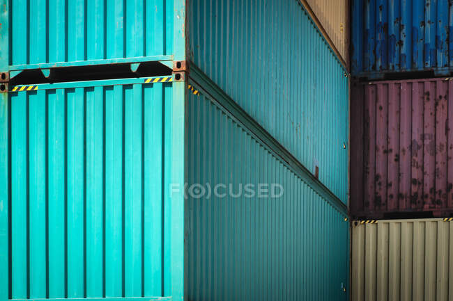 Промышленные грузовые контейнеры и грузовые перевозки на голубом фоне неба — стоковое фото