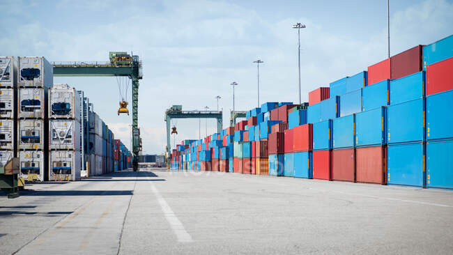 Container mit Containern und Frachtschiff im Hafen — Stockfoto