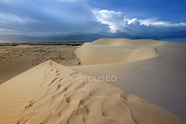 Dunas de areia do deserto, Mui Ne, província de B? nh Thuan, Vietnã — Fotografia de Stock