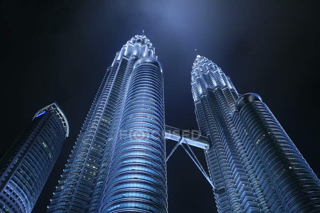 Vue à angle bas des tours jumelles Petronas la nuit, Kuala Lumpur, Malaisie — Photo de stock