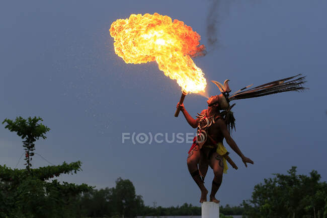 Tradicional Dyak Tribe Man Fire Dancing, Borneo, Indonesia - foto de stock