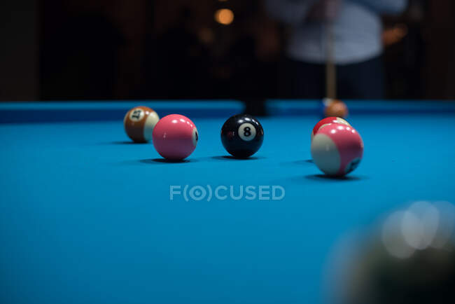 Close-up de bolas de piscina em uma mesa de bilhar — Fotografia de Stock