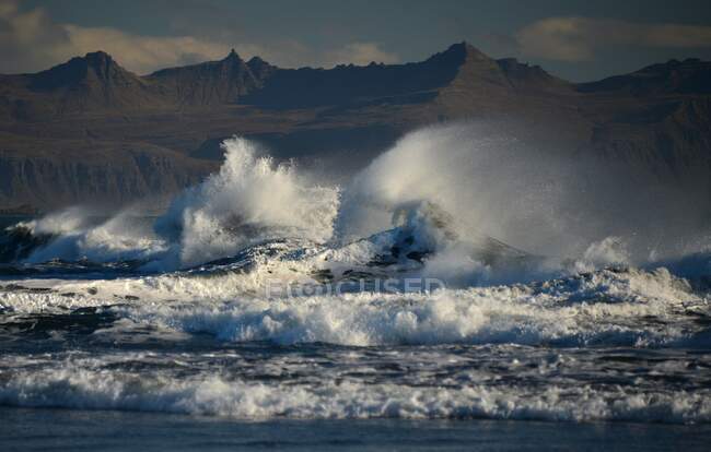 Onde che precipitano sulla costa di Laekjavik, Islanda — Foto stock