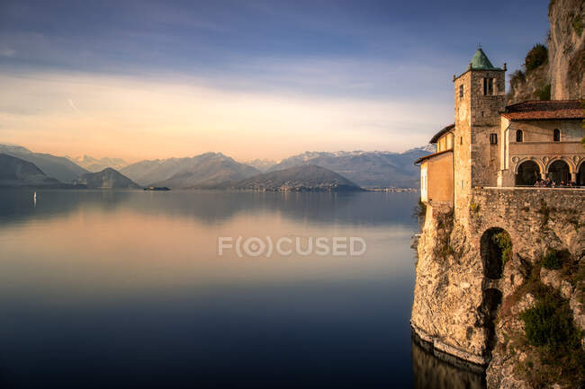 Vista panoramica dell'antico castello sul lago al tramonto — Foto stock