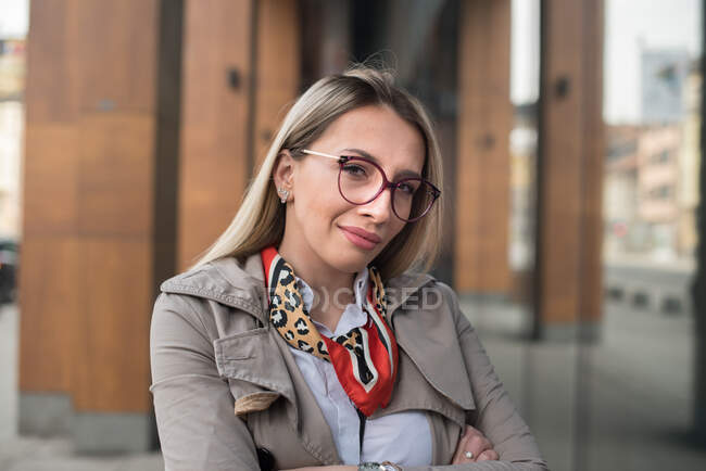 Retrato de uma mulher de pé na rua vestindo óculos, Bósnia e Herzegovina — Fotografia de Stock