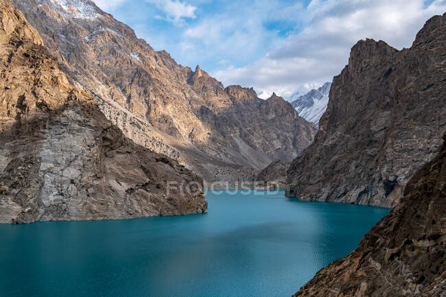 Beau paysage du lac dans les montagnes — Photo de stock