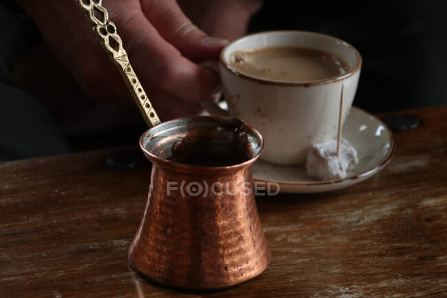 Person trinkt griechischen Kaffee mit Loukoumi-Bonbons — Stockfoto
