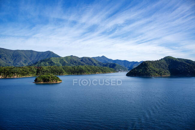 Hermosa vista del lago en las montañas - foto de stock