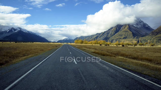 Beautiful landscape with mountains and clouds — Stock Photo