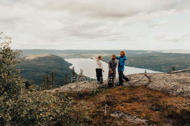 Tres niños de excursión a Vikerfjell, Noruega - foto de stock
