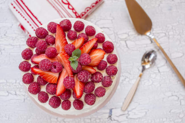 Vista aérea de una tarta de crema de frambuesa y fresa - foto de stock