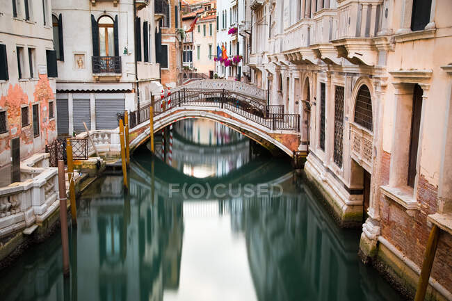 Canal veneciano, Venecia, Véneto, Italia - foto de stock