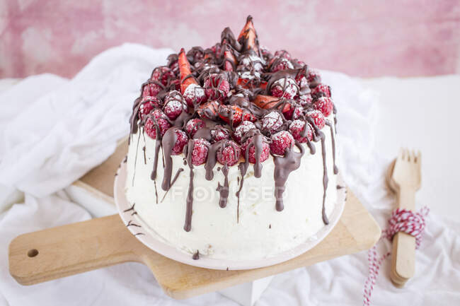 Raspberry and strawberry cream cake with chocolate — Stock Photo