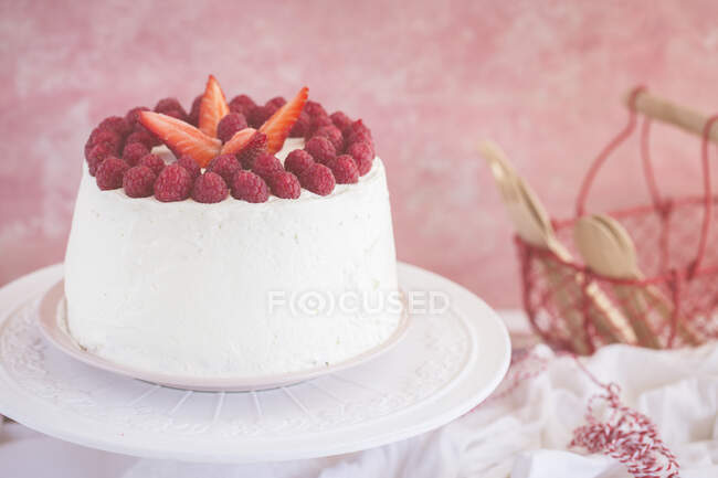 Raspberry and strawberry cream cake — Stock Photo
