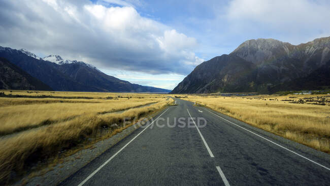 Straße zum Aoraki Mount Cook Village, Aoraki Mount Cook Nationalpark, Südinsel, Neuseeland — Stockfoto