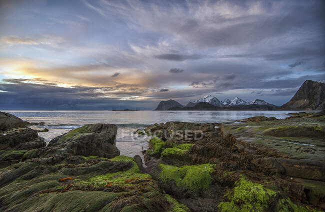 Sonnenuntergang von Stor Sandnes, Lofoten, Nordland, Norwegen — Stockfoto