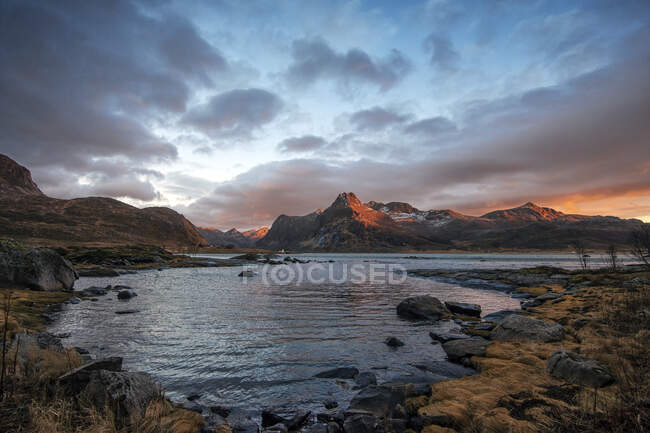 Paisagem rural ao pôr do sol, Flakstad, Lofoten, Nordland, Noruega — Fotografia de Stock