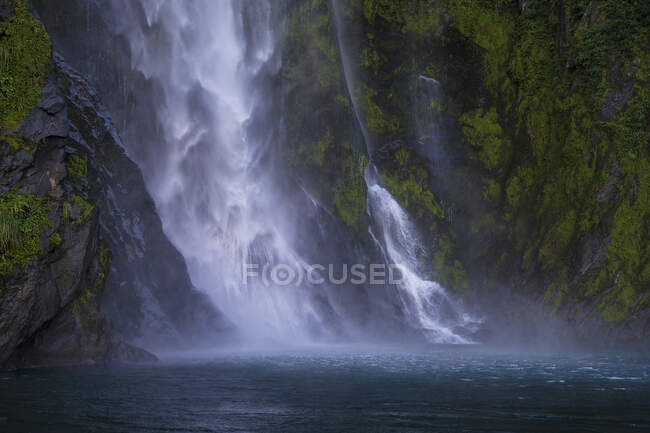 Hermosa cascada en el bosque - foto de stock