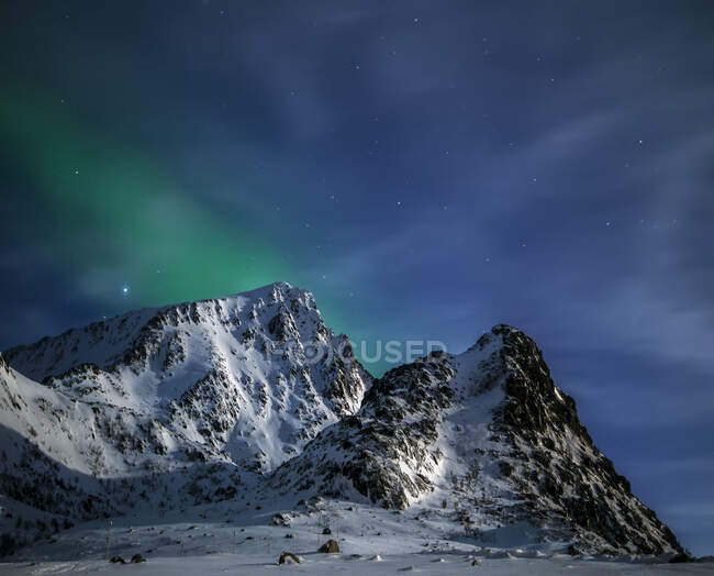 Luces boreales que se preparan sobre Mt Nappstinden, Lofoten, Nordland, Noruega - foto de stock