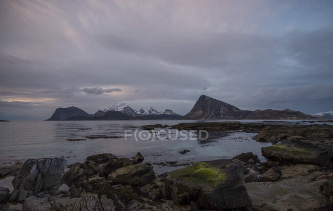 Vista del paisaje desde Sandnes, Flakstad, Lofoten, Nordland, Noruega - foto de stock