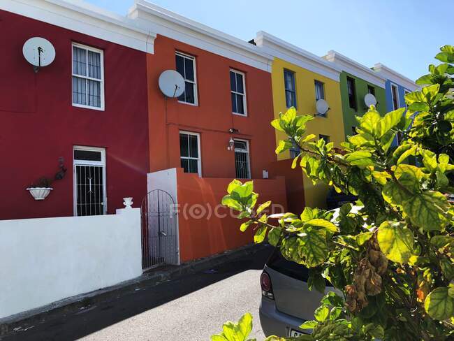 Многоцветный ряд домов, Бо-Каап, Кейптаун, ЮАР — стоковое фото