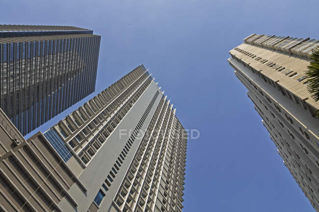 Vue à angle bas des gratte-ciel, Indonésie — Photo de stock